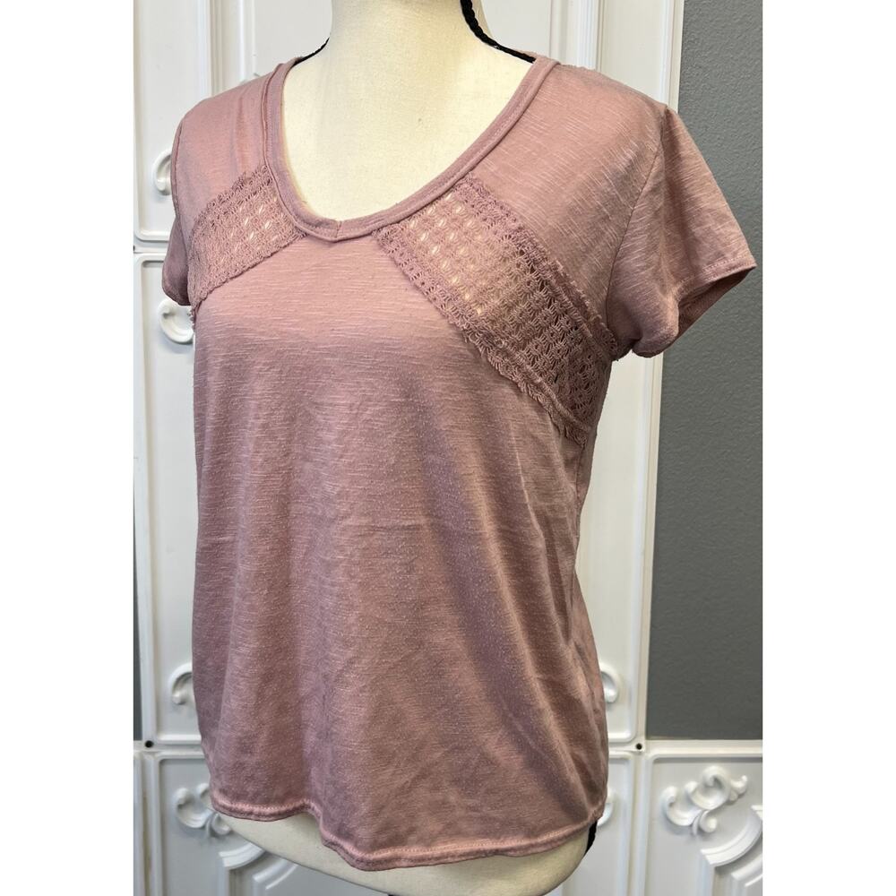 American Rag Cie Mauve Lace‑Detail Short Sleeve Top – Women’s Medium